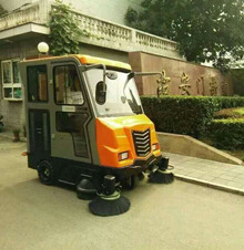 成都勁邦掃地車在右安門街道